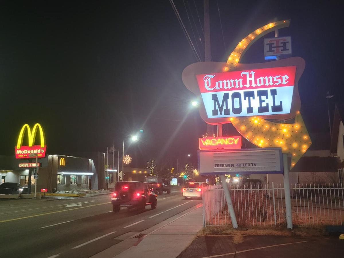 Townhouse Motel Bishop Bagian luar foto